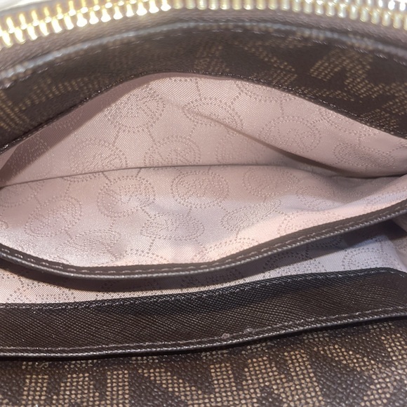 Michael Kors monogram crossbody - Picture 9 of 12
